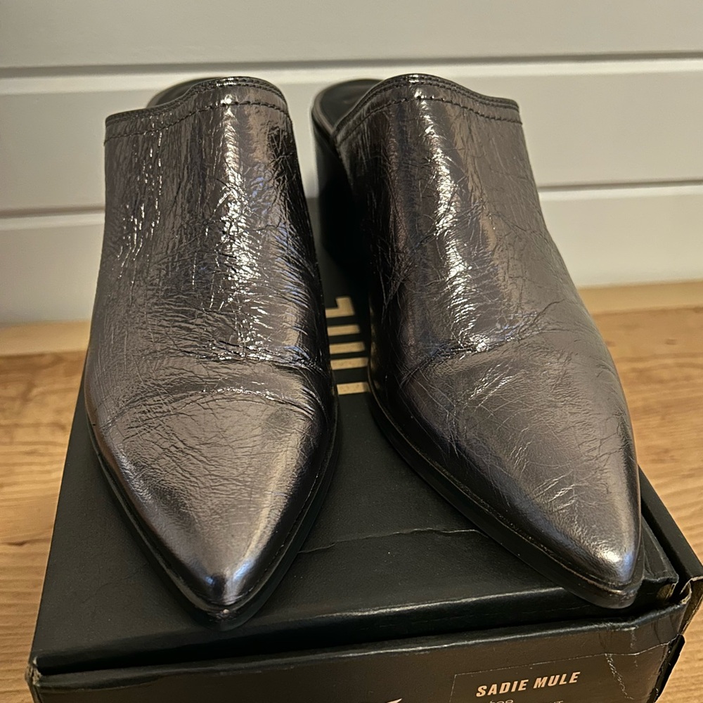 Like new Frye Sadie Mule